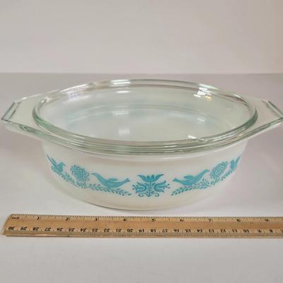 LOT 27K: Various Pieces of Pyrex and Glassbake Pieces and Set of Kitchen Aide Measuring Cups