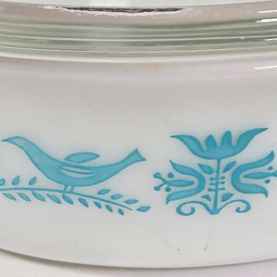 LOT 27K: Various Pieces of Pyrex and Glassbake Pieces and Set of Kitchen Aide Measuring Cups