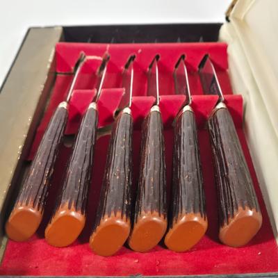 LOT 33K: Peeredge Regent Sheffield Steak Knives in Original Box and Cutco Carving Set