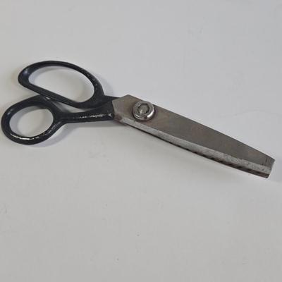 LOT 63K: Multiple Vintage Kitchen Shears and Pocket Knives