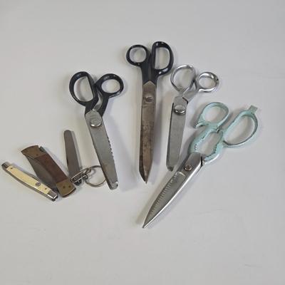 LOT 63K: Multiple Vintage Kitchen Shears and Pocket Knives