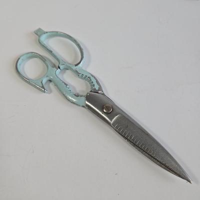 LOT 63K: Multiple Vintage Kitchen Shears and Pocket Knives