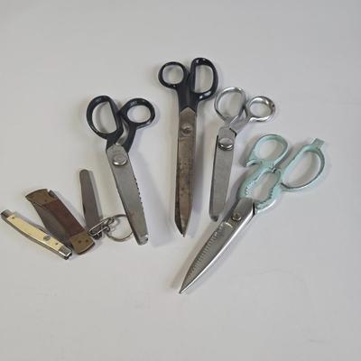 LOT 63K: Multiple Vintage Kitchen Shears and Pocket Knives