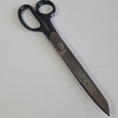 LOT 63K: Multiple Vintage Kitchen Shears and Pocket Knives