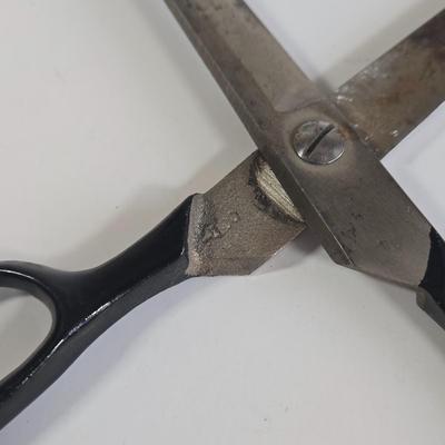 LOT 63K: Multiple Vintage Kitchen Shears and Pocket Knives