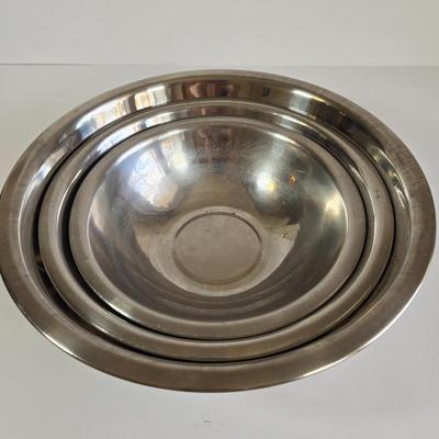 LOT 72L: Maid of Honor Cooky Press, Toastmaster Electric Knife, Nesting Mixing Bowls, Top Off Jar and Bottle Opener, and More