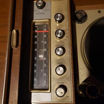 LOT 84B: Vintage Magnavox Stereo/Record Player Console