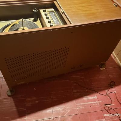LOT 84B: Vintage Magnavox Stereo/Record Player Console