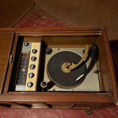 LOT 84B: Vintage Magnavox Stereo/Record Player Console