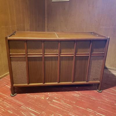 LOT 84B: Vintage Magnavox Stereo/Record Player Console
