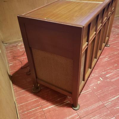 LOT 84B: Vintage Magnavox Stereo/Record Player Console