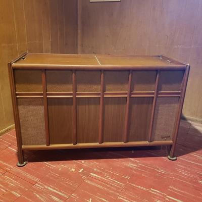 LOT 84B: Vintage Magnavox Stereo/Record Player Console