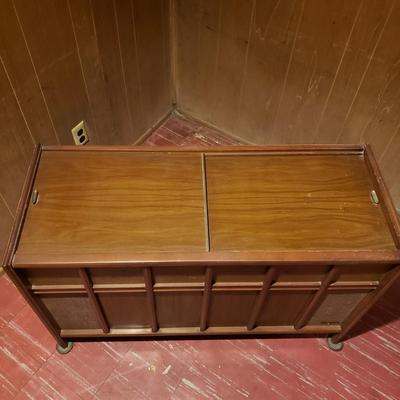 LOT 84B: Vintage Magnavox Stereo/Record Player Console