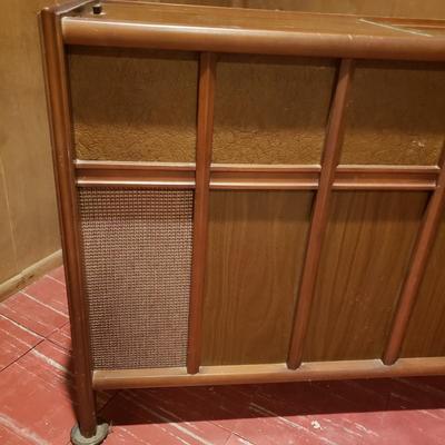 LOT 84B: Vintage Magnavox Stereo/Record Player Console