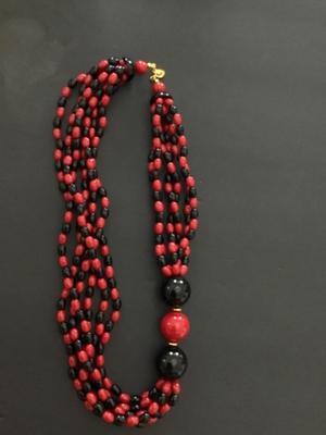 Beautiful Vintage Red Black Beaded Necklace. Avon Cosmopolitan