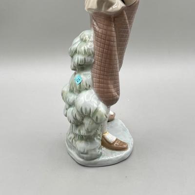 LOT 28: Waiting to Tee Off Lladro Figurine