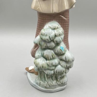 LOT 28: Waiting to Tee Off Lladro Figurine