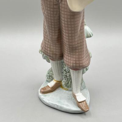 LOT 28: Waiting to Tee Off Lladro Figurine
