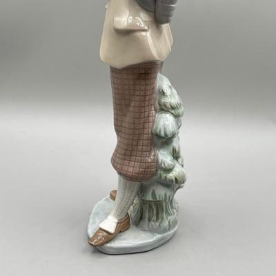 LOT 28: Waiting to Tee Off Lladro Figurine