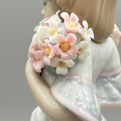LOT 29: Lladro Spring Bouquets Figurine - Collector's Society
