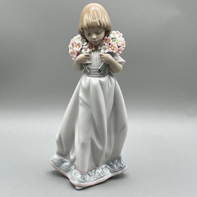 LOT 29: Lladro Spring Bouquets Figurine - Collector's Society
