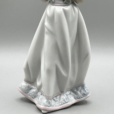 LOT 29: Lladro Spring Bouquets Figurine - Collector's Society