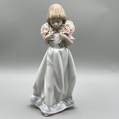 LOT 29: Lladro Spring Bouquets Figurine - Collector's Society