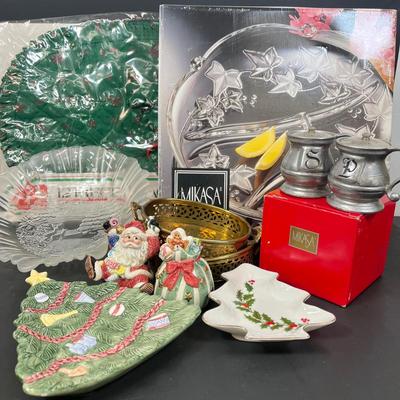 LOT 35: Holiday Entertaining Items - Christmas Decorations