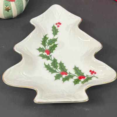 LOT 35: Holiday Entertaining Items - Christmas Decorations