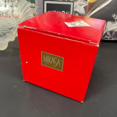 LOT 35: Holiday Entertaining Items - Christmas Decorations