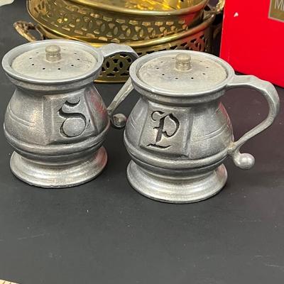 LOT 35: Holiday Entertaining Items - Christmas Decorations