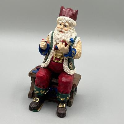 LOT 36: Santas From Around the World Figurines