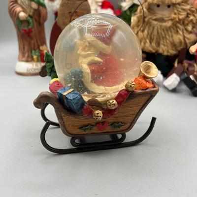 LOT 43: Santa Claus Christmas Decorations