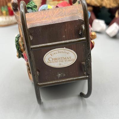 LOT 43: Santa Claus Christmas Decorations