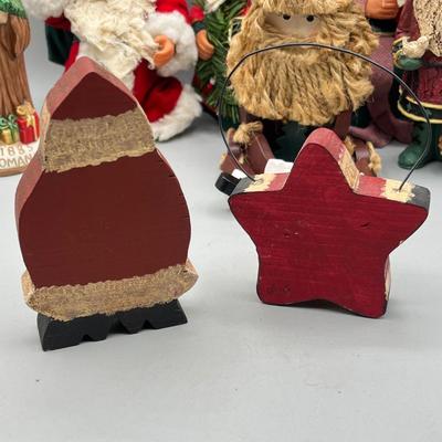 LOT 43: Santa Claus Christmas Decorations