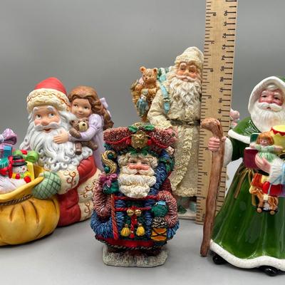 LOT 48: Christmas Decorations - Santa Claus Figurines