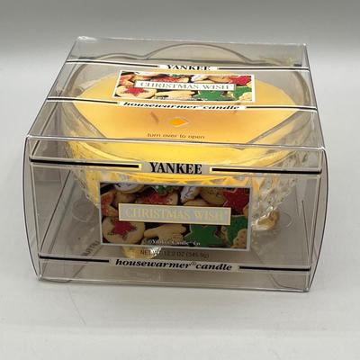 LOT 54: Retired Vintage Yankee Candle Christmas Wish Housewarmer Black Band Label 12.2 Ounce - Never Opened