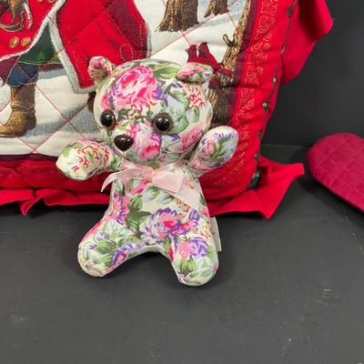 LOT 63: Christmas Decoration Collection