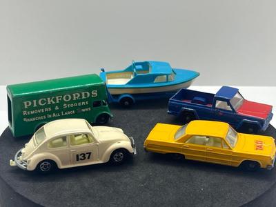 LOT 86: Vintage Lesney Matchbox - Chevrolet Impala Taxi, Volkswagon 1500 Saloon, Pickford Removal Van, Jeep Gladiator and Boat with Trailer
