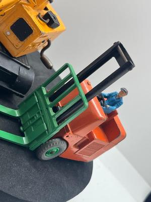 LOT 136: Vintage Dinky Toys - Coventry Climax Fork Lift Truck and Coles Mobile Crane