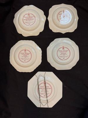 Red and White Spode Archive Collection Lot of 5 Dinner Plates