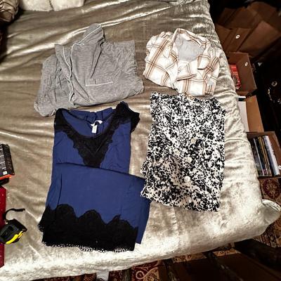 Sale Photo Thumbnail #1133: Women's Plus SIze Pajama Sets and Loungewear
XL & 1X