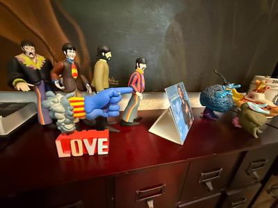 "Truckload LOT" includes contents of apartment as pictured in almost 200 images! - Bulk Buyer, Reseller, Major Collector -...