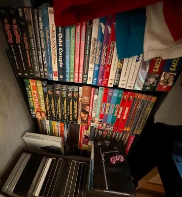 "Truckload LOT" includes contents of apartment as pictured in almost 200 images! - Bulk Buyer, Reseller, Major Collector -...