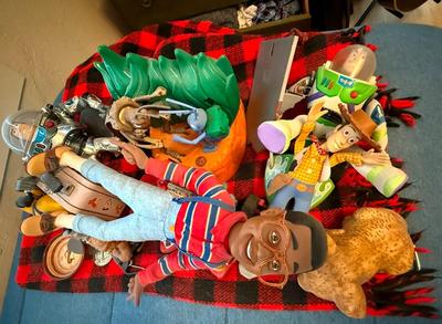 "Truckload LOT" includes contents of apartment as pictured in almost 200 images! - Bulk Buyer, Reseller, Major Collector -...