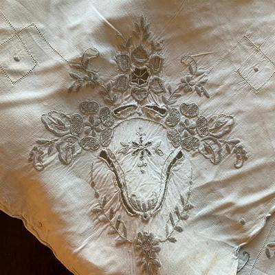 B200 Hand-Embroided Madeira Linen Table Cloth