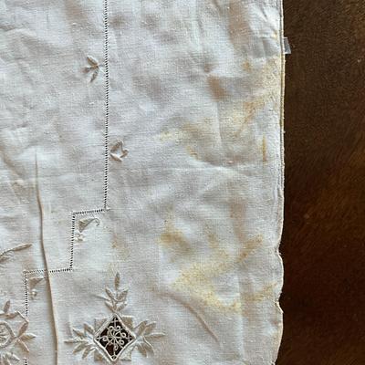 B200 Hand-Embroided Madeira Linen Table Cloth