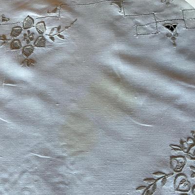 B200 Hand-Embroided Madeira Linen Table Cloth