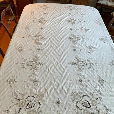 B200 Hand-Embroided Madeira Linen Table Cloth