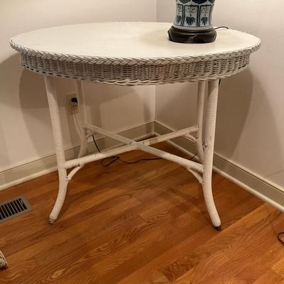 A211 Antique White Wicker Oval Table